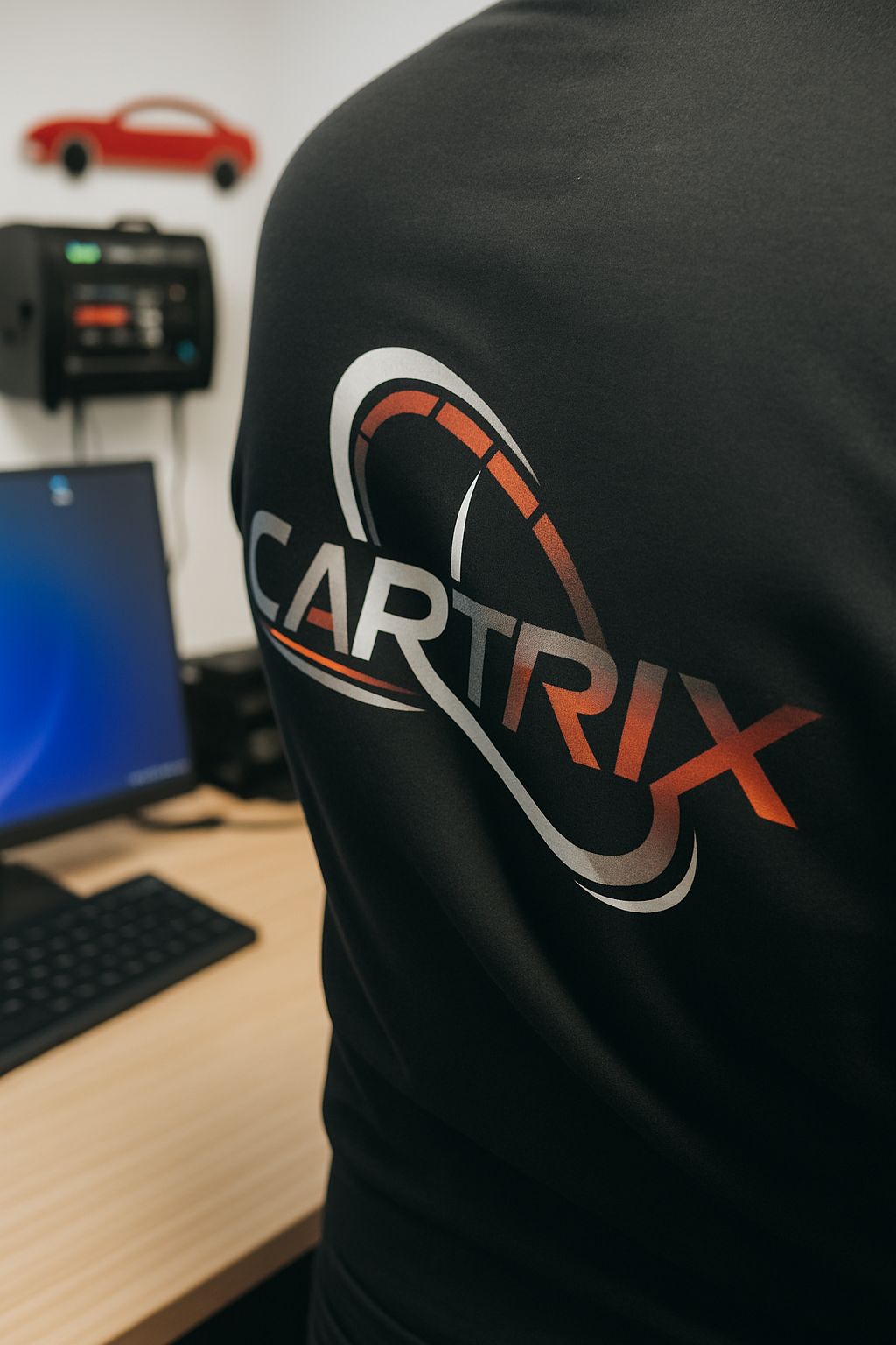 Cartrix banner op werkplek met autospecialistische apparatuur